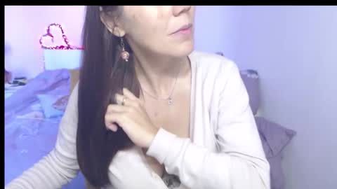 Snapshot of bustygf chatting on 10-29-25, 01:24 anna online show from 10-29-25, 01:24