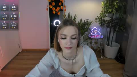 Snapshot of c_moonie_ chatting on 10-24-25, 09:00 Polly online show from 10-24-25, 09:00