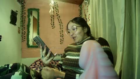 Snapshot of callme_lolas chatting on 04-21-26, 01:42 paula online show from 04-21-26, 01:42