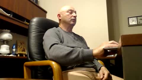 Snapshot of calthegoose chatting on 10-27-25, 09:52 Calthegoose online show from 10-27-25, 09:52