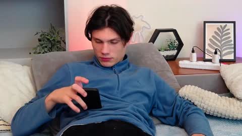 Snapshot of calvin_cay chatting on 01-18-25, 07:37 Calvin online show from 01-18-25, 07:37