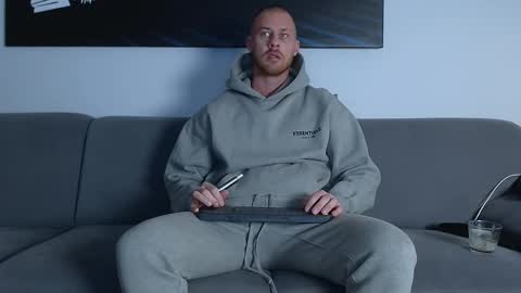 Calvin  online show from 02-20-25, 07:19