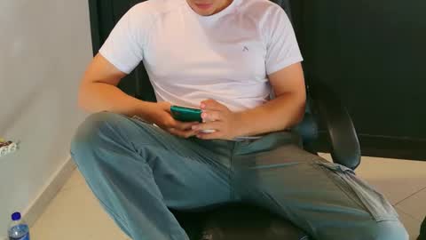 Snapshot of camara110 chatting on 01-27-25, 02:42 camara110 online show from 01-27-25, 02:42