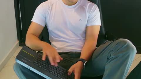 Snapshot of camara110 chatting on 01-28-25, 12:26 camara110 online show from 01-28-25, 12:26