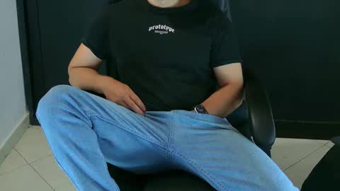 Snapshot of camara110 chatting on 01-29-25, 12:22 camara110 online show from 01-29-25, 12:22