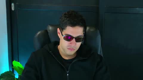 Snapshot of camara110 chatting on 02-12-25, 01:52 camara110 online show from 02-12-25, 01:52