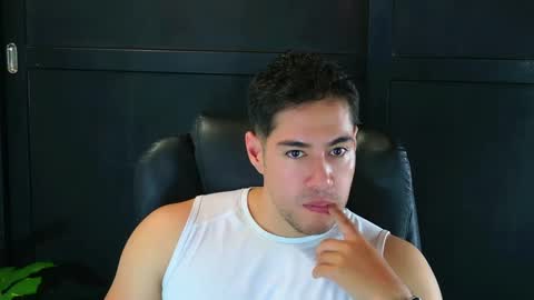 Snapshot of camara110 chatting on 03-06-25, 06:16 camara110 online show from 03-06-25, 06:16