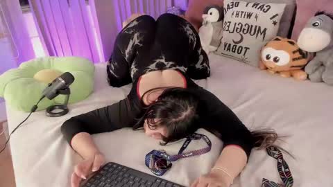 Snapshot of camila_matinez_ chatting on 02-17-25, 11:31 Camila online show from 02-17-25, 11:31