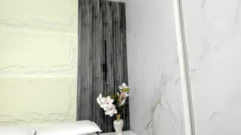 Snapshot of camilahunter__ chatting on 10-18-25, 12:06 Camila online show from 10-18-25, 12:06