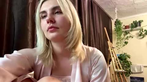 Snapshot of camillecharm chatting on 01-22-25, 10:15 CamilleCharm online show from 01-22-25, 10:15