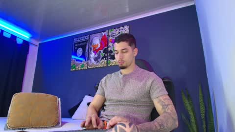 Snapshot of camiloalvarezzz3 chatting on 12-20-24, 12:27 CAMILO online show from 12-20-24, 12:27
