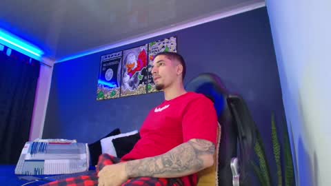 Snapshot of camiloalvarezzz3 chatting on 12-24-24, 12:33 CAMILO online show from 12-24-24, 12:33
