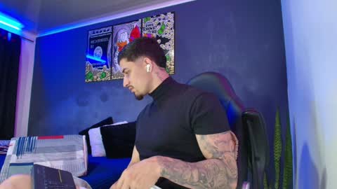 Snapshot of camiloalvarezzz3 chatting on 01-29-25, 01:28 CAMILO online show from 01-29-25, 01:28