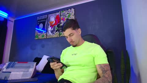 Snapshot of camiloalvarezzz3 chatting on 02-05-25, 01:22 CAMILO online show from 02-05-25, 01:22