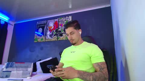 Snapshot of camiloalvarezzz3 chatting on 02-12-25, 09:54 CAMILO online show from 02-12-25, 09:54