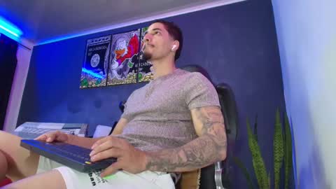 Snapshot of camiloalvarezzz3 chatting on 02-13-25, 01:05 CAMILO online show from 02-13-25, 01:05