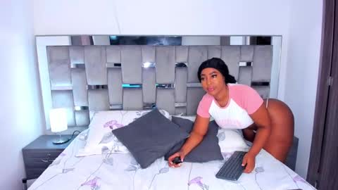 Camila online show from 02-06-25, 04:14