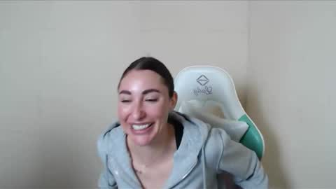 Snapshot of cammila_horn chatting on 10-22-25, 07:52 cammila horn online show from 10-22-25, 07:52