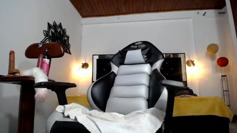 Snapshot of candy_hairy chatting on 01-16-25, 08:00 candy online show from 01-16-25, 08:00