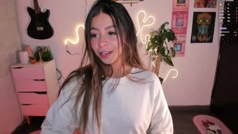 Snapshot of candyxpeach chatting on 05-20-26, 12:17 Camilla online show from 05-20-26, 12:17