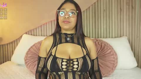 Canela Hot  online show from 04-14-26, 12:33