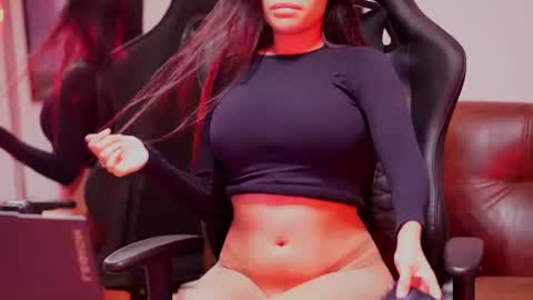 Snapshot of capriciousqueen chatting on 06-13-26, 04:32 Miyah online show from 06-13-26, 04:32