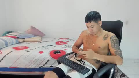 Snapshot of carlitosex09 chatting on 10-06-25, 01:52 master online show from 10-06-25, 01:52