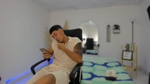 Snapshot of carlitosex09 chatting on 10-26-25, 02:45 master online show from 10-26-25, 02:45