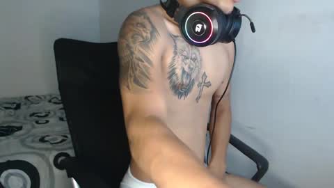 Snapshot of carlossmi01 chatting on 10-12-25, 04:33 carlossmi01 online show from 10-12-25, 04:33