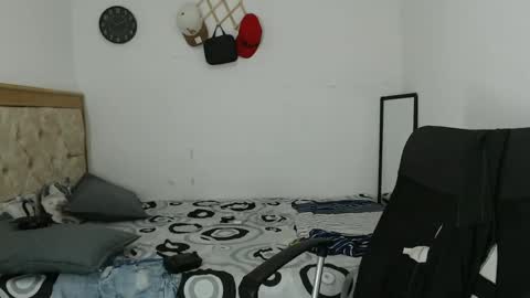 Snapshot of carlossmi01 chatting on 10-14-25, 03:40 carlossmi01 online show from 10-14-25, 03:40