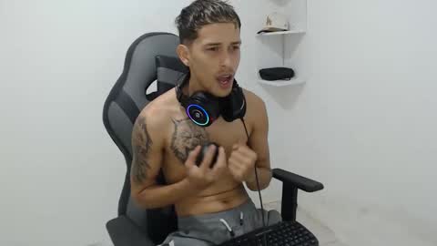 Snapshot of carlossmi01 chatting on 10-30-25, 03:13 carlossmi01 online show from 10-30-25, 03:13