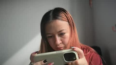 Snapshot of carly_cute chatting on 10-28-25, 08:00 carly online show from 10-28-25, 08:00