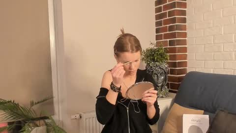 Snapshot of carlyneisenman chatting on 11-27-25, 08:00 Eva online show from 11-27-25, 08:00