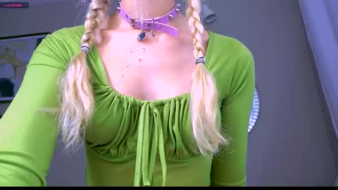 Snapshot of carmen__crybaby chatting on 09-15-25, 02:00 carmen__crybaby online show from 09-15-25, 02:00