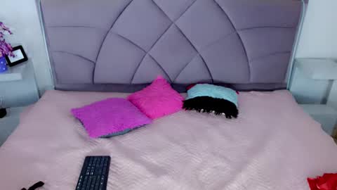 Snapshot of carolaine01 chatting on 10-29-25, 08:32 Carolaine01 online show from 10-29-25, 08:32