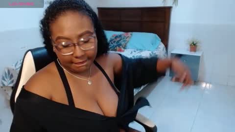 Snapshot of caroldelatorre chatting on 09-25-25, 06:11 Carol de la torre online show from 09-25-25, 06:11