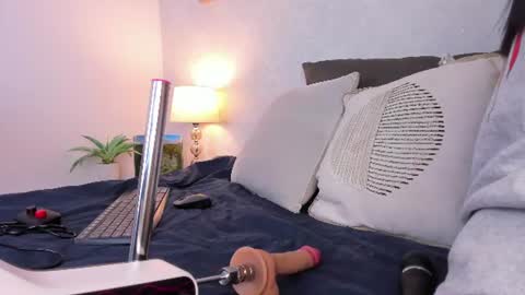  Caroline  online show from 06-18-26, 11:36