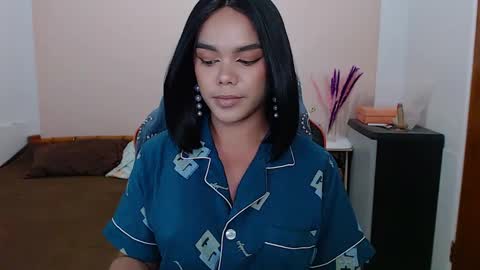 caroline_east online show from 02-05-25, 01:54