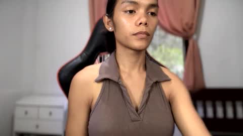 caroline_east online show from 05-17-26, 01:03