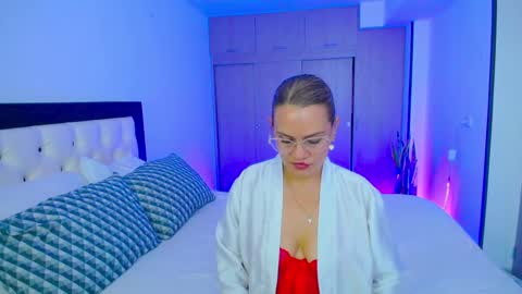 CarolinneFiotti online show from 09-25-25, 01:48