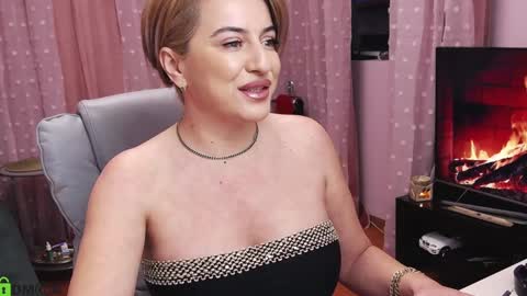 Snapshot of carrielovex chatting on 01-14-25, 05:30 Carrie online show from 01-14-25, 05:30