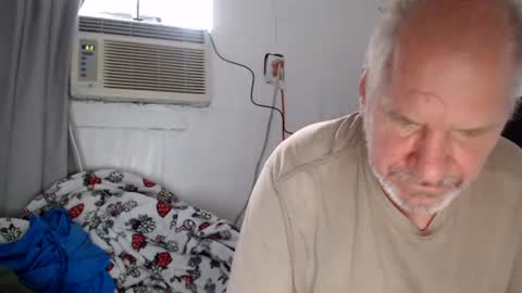 Snapshot of casinocam chatting on 08-02-26, 01:42 CasinoCam online show from 08-02-26, 01:42