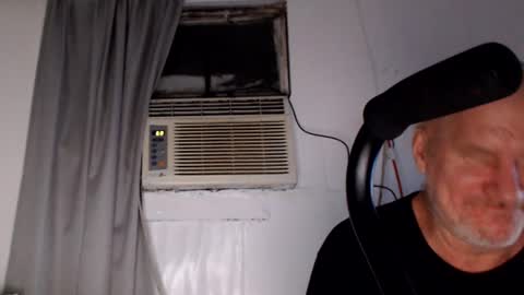 Snapshot of casinocam chatting on 08-09-26, 01:29 CasinoCam online show from 08-09-26, 01:29