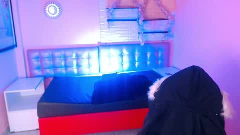 573215024606 online show from 10-15-25, 10:10