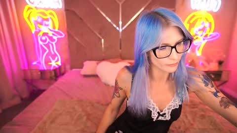 Cassandra online show from 10-21-25, 10:43