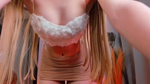 Snapshot of cassie_palmer chatting on 12-25-24, 09:45 Hello my name is Cassie and my friend Nilo is also here online show from 12-25-24, 09:45