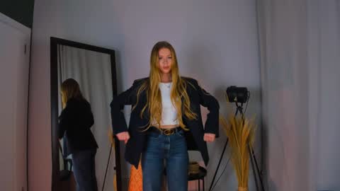 Snapshot of cassie_palmer chatting on 01-29-25, 12:35 Hello my name is Cassie and my friend Nilo is also here online show from 01-29-25, 12:35