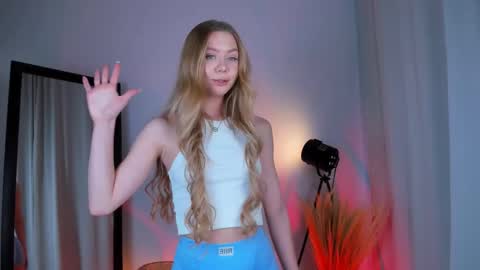 Snapshot of cassie_palmer chatting on 02-19-25, 09:39 Hello my name is Cassie and my friend Nilo is also here online show from 02-19-25, 09:39