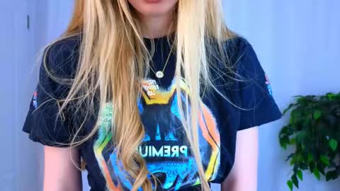 Snapshot of cassie_palmer chatting on 02-27-25, 12:45 Hello my name is Cassie and my friend Nilo is also here online show from 02-27-25, 12:45