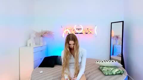 Snapshot of cassie_palmer chatting on 03-04-25, 10:57 Hello my name is Cassie and my friend Nilo is also here online show from 03-04-25, 10:57